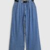 Blå jeans med bälte och vida ben och veck