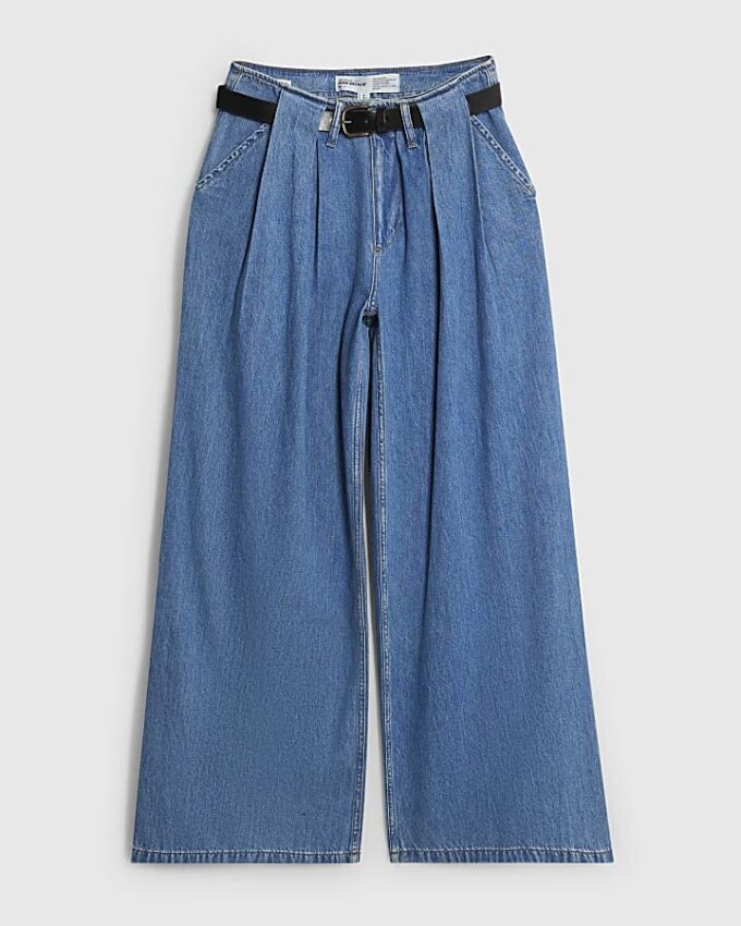 Blå jeans med bälte och vida ben och veck