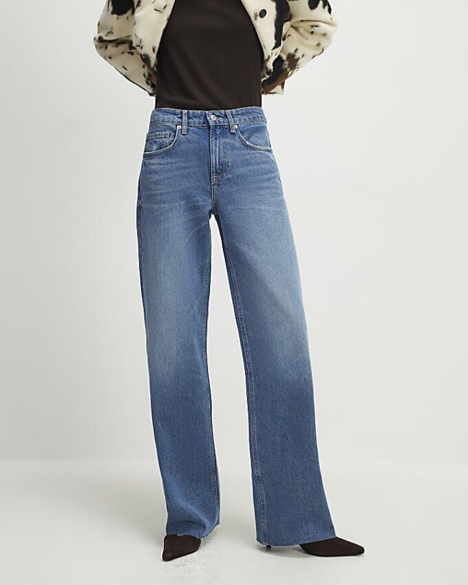 Blå jeans med breda ben och rå kant Blå jeans med breda ben och rå kant