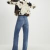 Blå jeans med breda ben och rå kant Blå jeans med breda ben och rå kant
