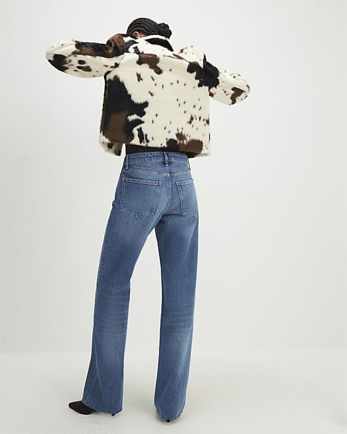 Blå jeans med breda ben och rå kant Blå jeans med breda ben och rå kant