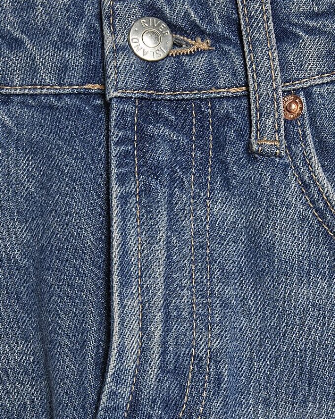 Blå jeans med breda ben och rå kant Blå jeans med breda ben och rå kant