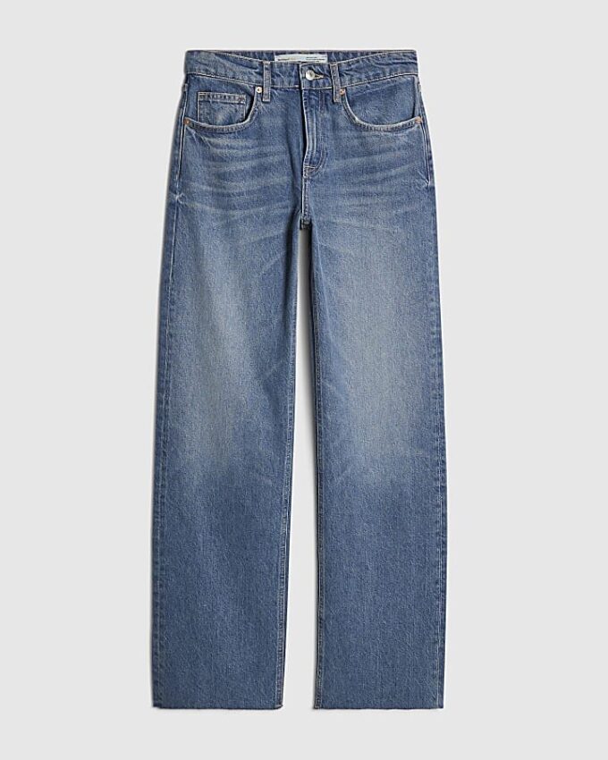 Blå jeans med breda ben och rå kant Blå jeans med breda ben och rå kant