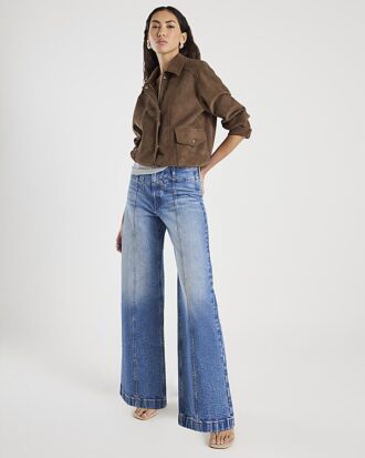 Blå jeans med breda ben och sömmar