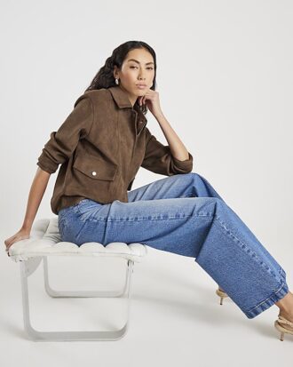 Blå jeans med breda ben och sömmar