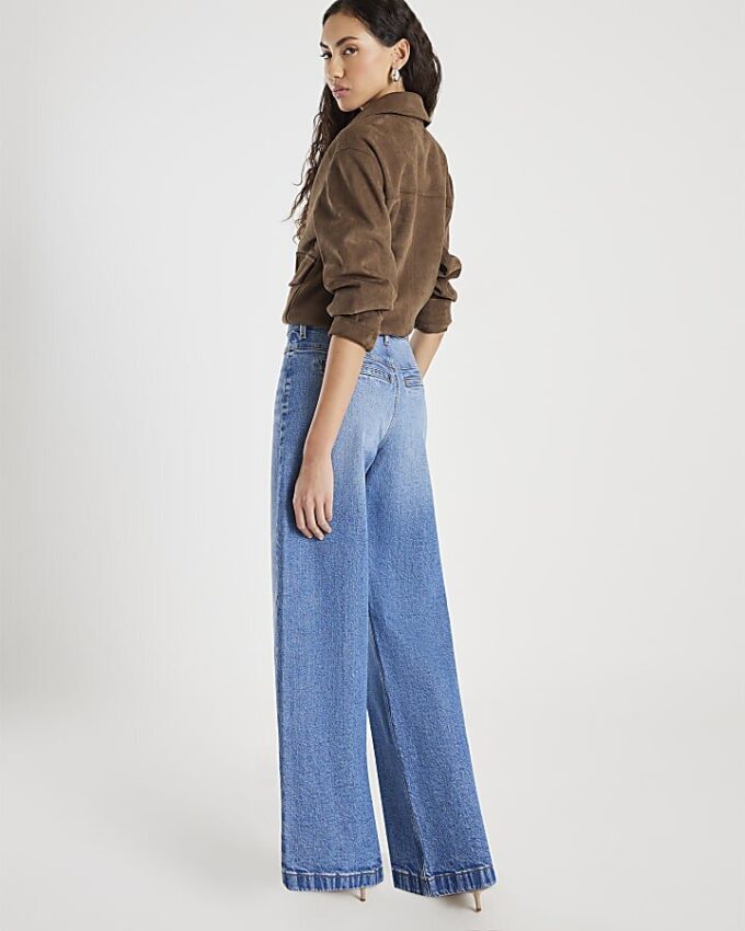 Blå jeans med breda ben och sömmar