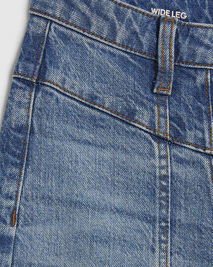 Blå jeans med breda ben och sömmar