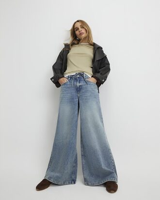 Blå jeans med dragsko och vida ben