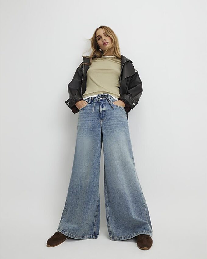Blå jeans med dragsko och vida ben Blå jeans med dragsko och vida ben