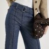 Blå jeans med hög midja och avslappnad flare-söm Blå jeans med hög midja och avslappnad flare-söm