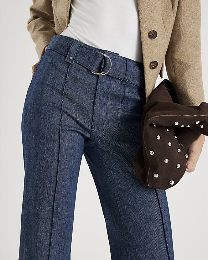 Blå jeans med hög midja och avslappnad flare-söm Blå jeans med hög midja och avslappnad flare-söm