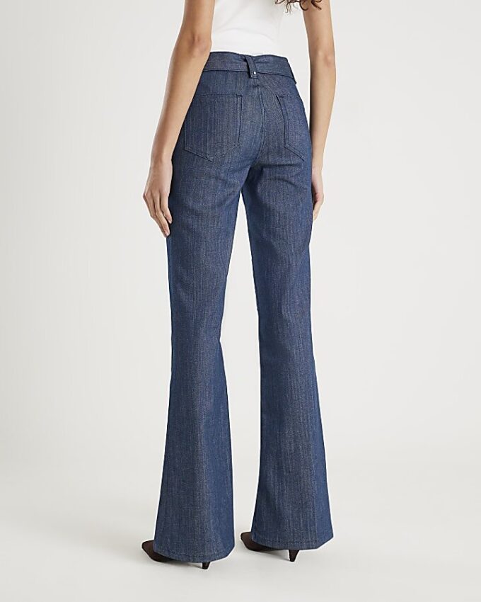 Blå jeans med hög midja och avslappnad flare-söm Blå jeans med hög midja och avslappnad flare-söm