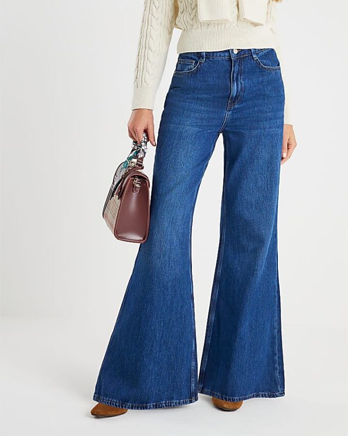 Blå jeans med hög midja och mjuka vida ben