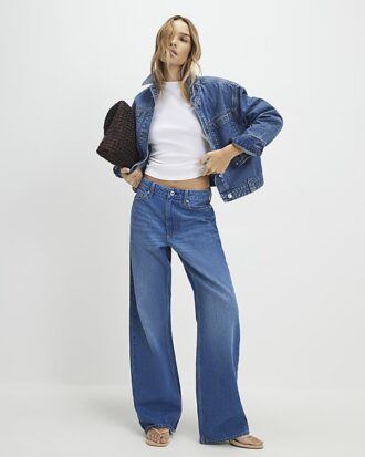 Blå jeans med hög midja och raka ben