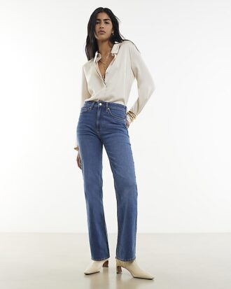 Blå jeans med hög midja och raka ben