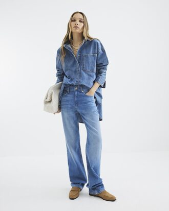 Blå jeans med hög midja och raka ben