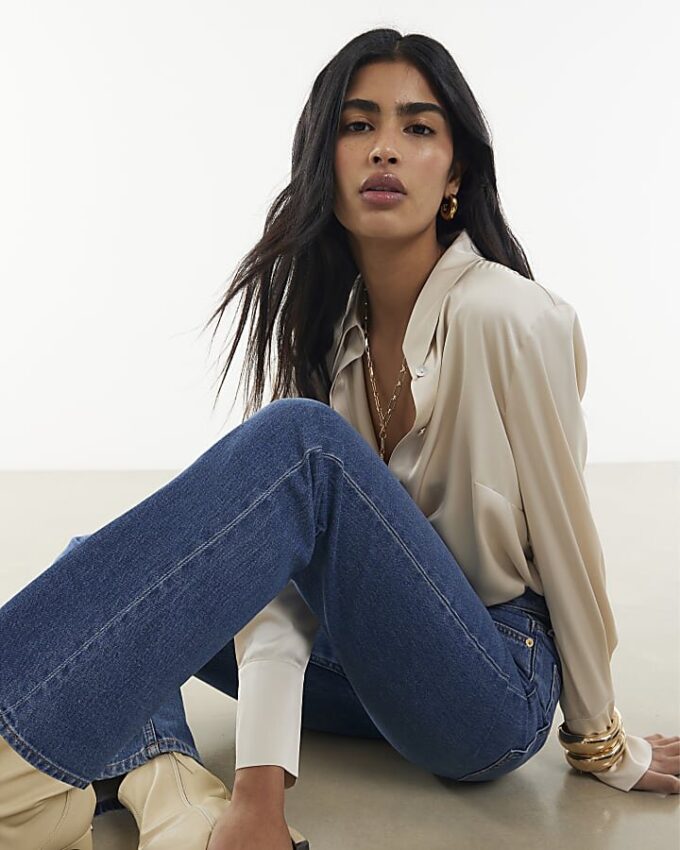 Blå jeans med hög midja och raka ben Blå jeans med hög midja och raka ben