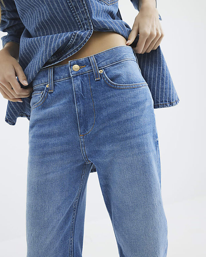 Blå jeans med hög midja och raka ben