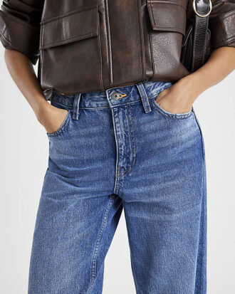 Blå jeans med hög midja och raka ben