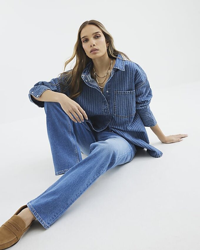 Blå jeans med hög midja och raka ben