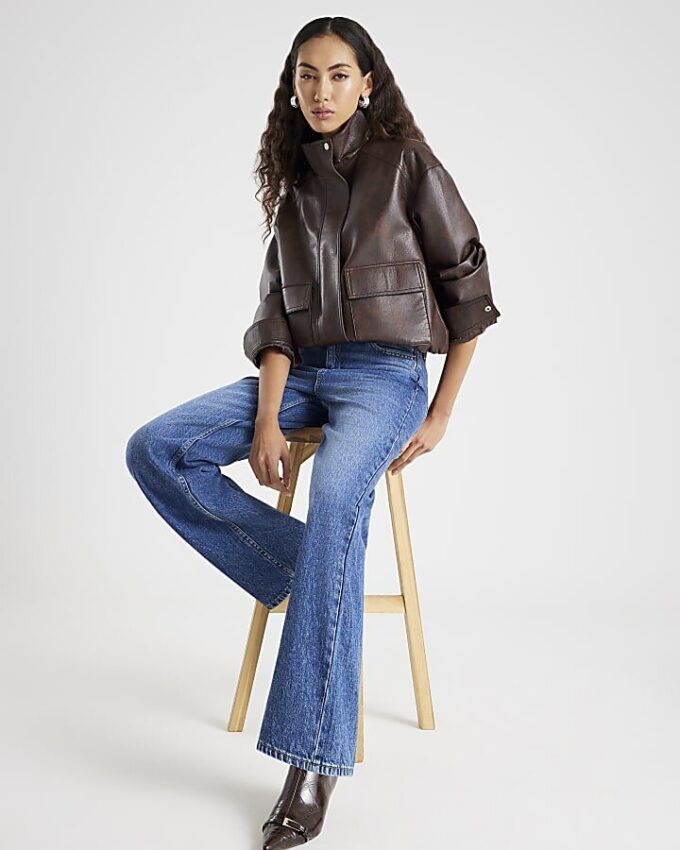 Blå jeans med hög midja och raka ben