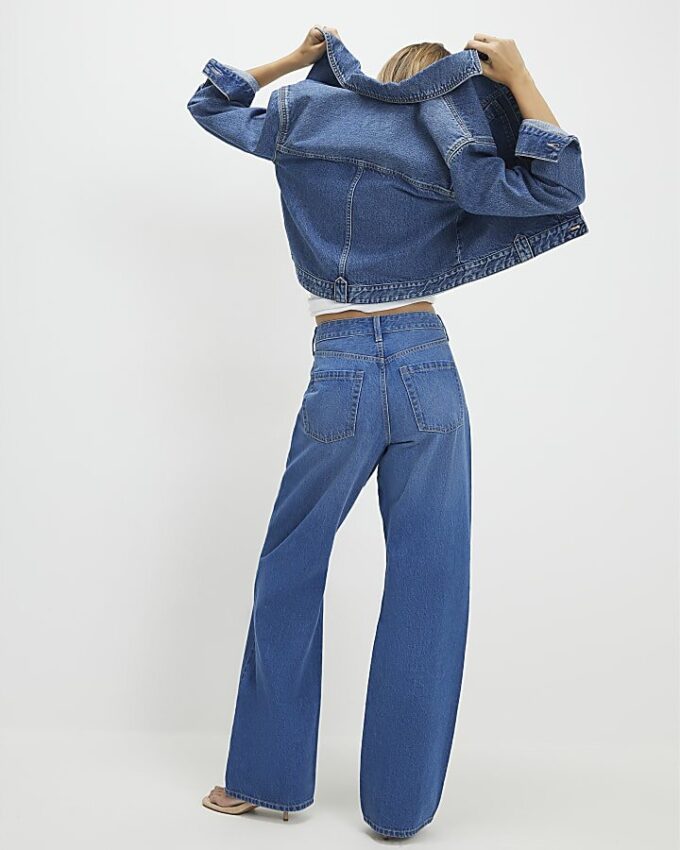 Blå jeans med hög midja och raka ben
