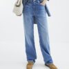 Blå jeans med hög midja och raka ben