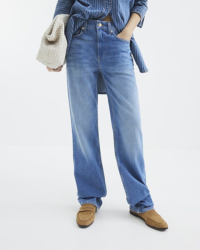 Blå jeans med hög midja och raka ben