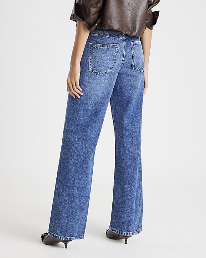Blå jeans med hög midja och raka ben
