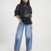 Blå jeans med medelhög midja och barellben