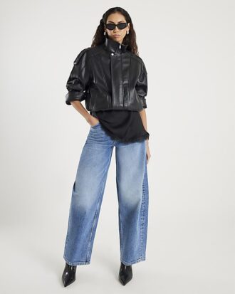 Blå jeans med medelhög midja och barellben