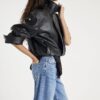 Blå jeans med medelhög midja och barellben