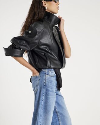 Blå jeans med medelhög midja och barellben