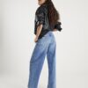Blå jeans med medelhög midja och barellben