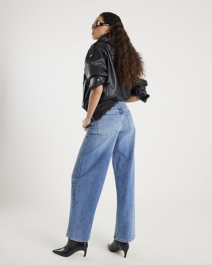 Blå jeans med medelhög midja och barellben