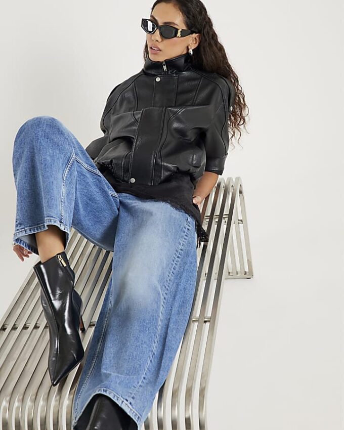 Blå jeans med medelhög midja och barellben