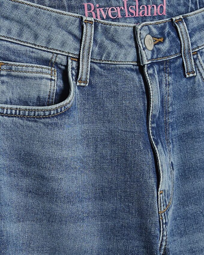 Blå jeans med medelhög midja och barellben