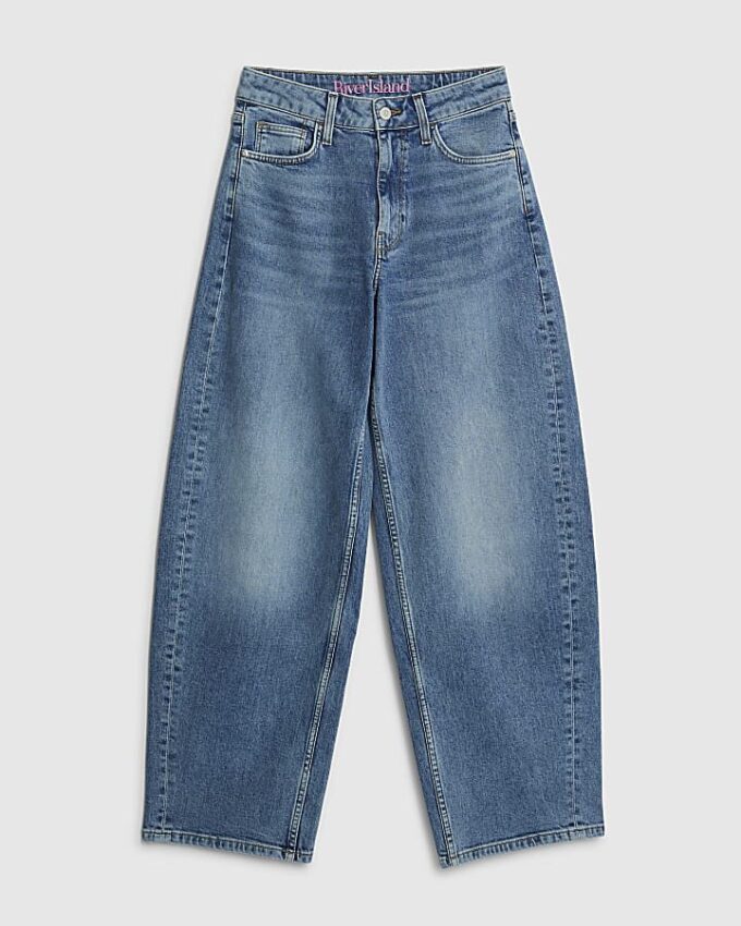 Blå jeans med medelhög midja och barellben