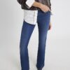Blå jeans med medelhög midja och bootcut Blå jeans med medelhög midja och bootcut