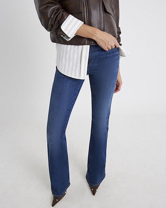 Blå jeans med medelhög midja och bootcut Blå jeans med medelhög midja och bootcut
