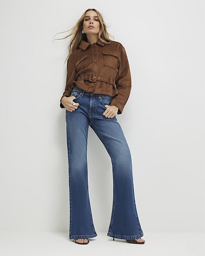Blå jeans med medelhög midja och bootcut