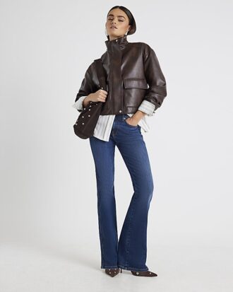 Blå jeans med medelhög midja och bootcut