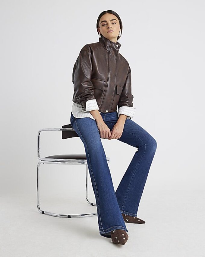 Blå jeans med medelhög midja och bootcut Blå jeans med medelhög midja och bootcut