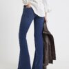 Blå jeans med medelhög midja och bootcut Blå jeans med medelhög midja och bootcut