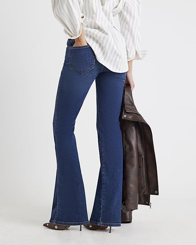 Blå jeans med medelhög midja och bootcut Blå jeans med medelhög midja och bootcut
