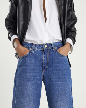 Blå jeans med medelhög midja och sömmar