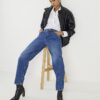 Blå jeans med medelhög midja och sömmar