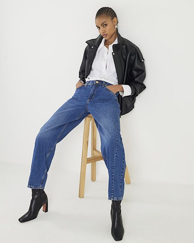 Blå jeans med medelhög midja och sömmar
