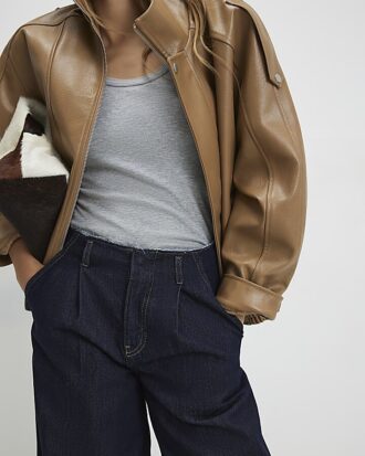 Blå jeans med rå kant och vida ben