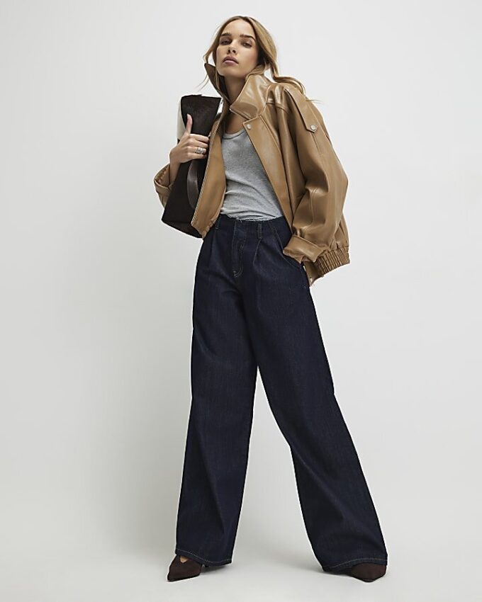 Blå jeans med rå kant och vida ben